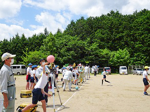 歩測で投げたボールの距離を測る