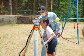 レベルという測量機器を使い目で感じた高さとの差を比べる