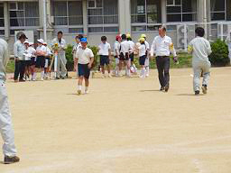 自分の歩測を予め測りボールを投げた
距離を歩測し実測との差を比べる