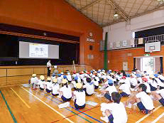 地理院の講師から「測量の役割」の講演を受ける