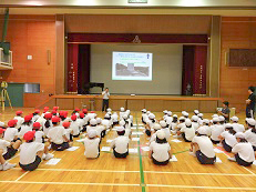 地理院の講師から「測量の役割」の講演を受ける