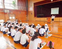 地理院の講師から「測量の役割」の講演を受ける